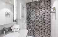 In-room Bathroom 7 Hampton by Hilton Aberdeen Airport