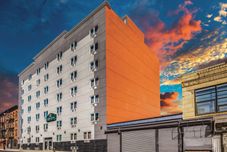 Bangunan La Quinta Inn & Suites by Wyndham Brooklyn Central