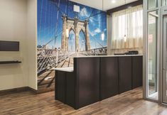 Lobi 3 La Quinta Inn & Suites by Wyndham Brooklyn Central