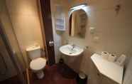 Toilet Kamar 7 Menada Sunny Beach Plaza Apartments