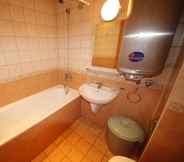 In-room Bathroom 4 Menada Oasis Resort Apartments