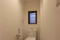 Toilet Kamar Rozy Hotel Namba