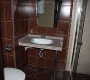 Toilet Kamar 6 Menada Rocamar Apartments