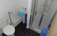 Toilet Kamar 7 Albion Apartments