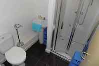 Toilet Kamar Albion Apartments