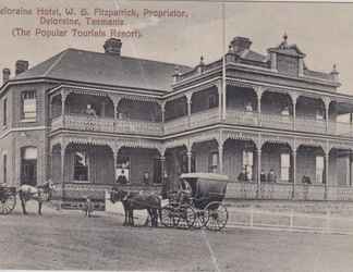 Lobby 2 Deloraine Hotel