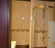 Phòng tắm bên trong 4 Shada Residence