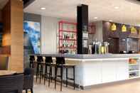 Quầy bar, cafe và phòng lounge Hampton by Hilton London Docklands
