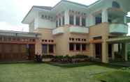 Exterior 3 Simply Homy Guesthouse Graha Puspa