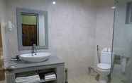 Toilet Kamar 2 Tenzinling Resort