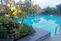 Swimming Pool Radisson Blu Pune Hinjawadi