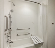 In-room Bathroom 4 Hilton Garden Inn Charlotte SouthPark