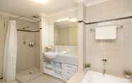 Phòng tắm bên trong 5 Apartments on Mounts Bay