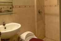 Toilet Kamar Hotel Jawa and Residences