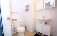 Toilet Kamar 5 Downtown Loft Style Condo Heated Parking