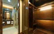 In-room Bathroom 5 Yicheng Apartment PaZhou Poly World Center