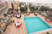 Swimming Pool Regenta Inn Larica