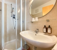 In-room Bathroom 2 Residence Isarcus