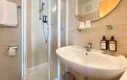 In-room Bathroom 2 Residence Isarcus