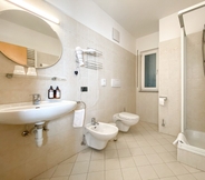 In-room Bathroom 3 Residence Isarcus