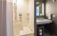 ห้องน้ำภายในห้อง 6 Courtyard by Marriott New York Queens/Fresh Meadows