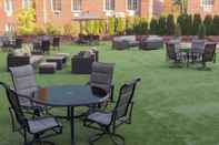 Common Space Courtyard by Marriott New York Queens/Fresh Meadows