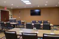 Functional Hall Fairfield Inn & Suites New York Queens/Fresh Meadows