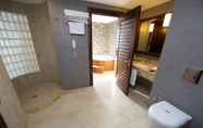 In-room Bathroom 4 Gazelle Resort & Spa
