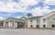 Bangunan 2 Cobblestone Inn & Suites - Guernsey