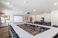 Functional Hall Cobblestone Inn & Suites - Guernsey