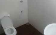 Toilet Kamar 2 Asix Hotel