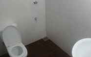 Toilet Kamar 2 Asix Hotel