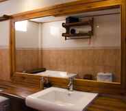 In-room Bathroom 2 Eureka Serenity Athiri Inn