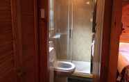 Phòng tắm bên trong 7 Lurchers Cabin Aviemore