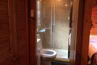 Phòng tắm bên trong Lurchers Cabin Aviemore