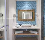Phòng tắm bên trong 7 Radisson Blu Resort, Saidia Garden