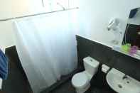 Toilet Kamar Bluewave Hotel