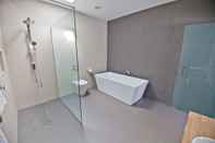 Toilet Kamar Waterfront Apartments