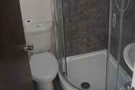 Toilet Kamar Kirks Korner Hotel