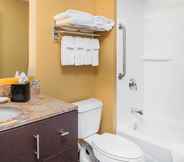 Toilet Kamar 3 TownePlace Suites by Marriott New Hartford