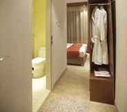 In-room Bathroom 7 Hotel Nine