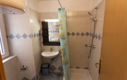 In-room Bathroom 2 Guest House Floreus Cres