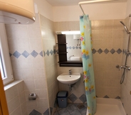 In-room Bathroom 2 Guest House Floreus Cres