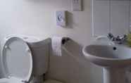 Toilet Kamar 4 Ludlow Mascall Centre - Hostel