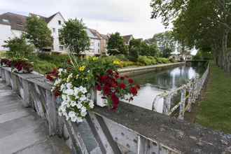 Bangunan 4 ZENAO Appart'hotel Troyes