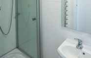 In-room Bathroom 7 BIG4 Tasman Holiday Parks - Racecourse Beach