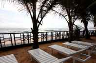 Kolam Renang Dalawella Beach Resort BY DECO