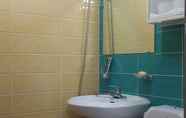 Toilet Kamar 5 JIIN Hostel & Guesthouse