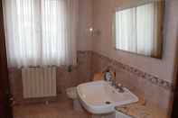 In-room Bathroom Airport Venice Diego 2