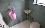 Toilet Kamar 5 Sai Sharan Stay Inn